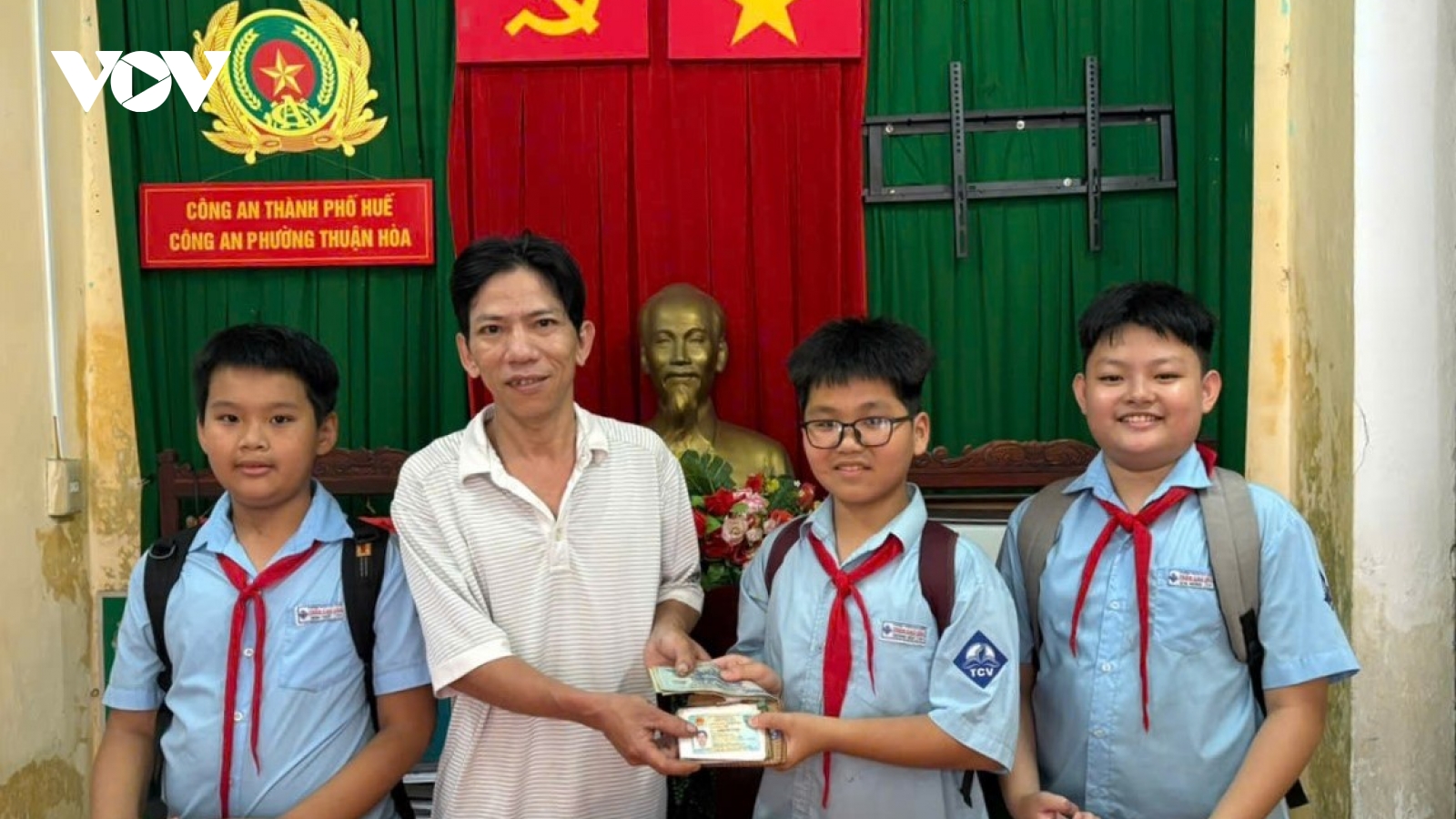 3 học sinh nhặt được của rơi trả người đánh mất